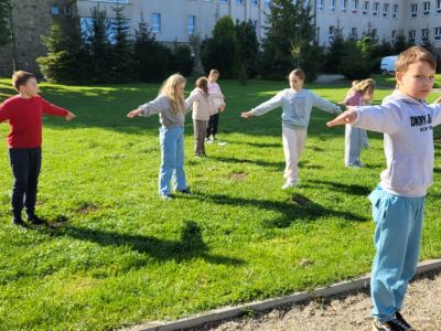 Zdjęcie 12 z 20 – OKREŚLAMY KIERUNKI GEOGRAFICZNE – ĆWICZENIA TERENOWE