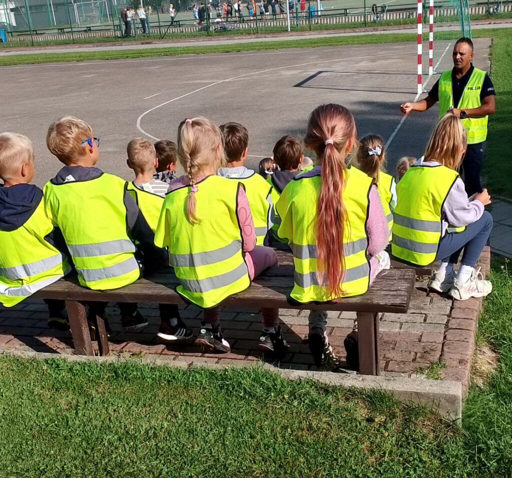 Zdjęcie 1 z 7 – Bezpiecznie na jezdni – spotkanie z policjantami dla klas „0”, 1a, 1b, 1c