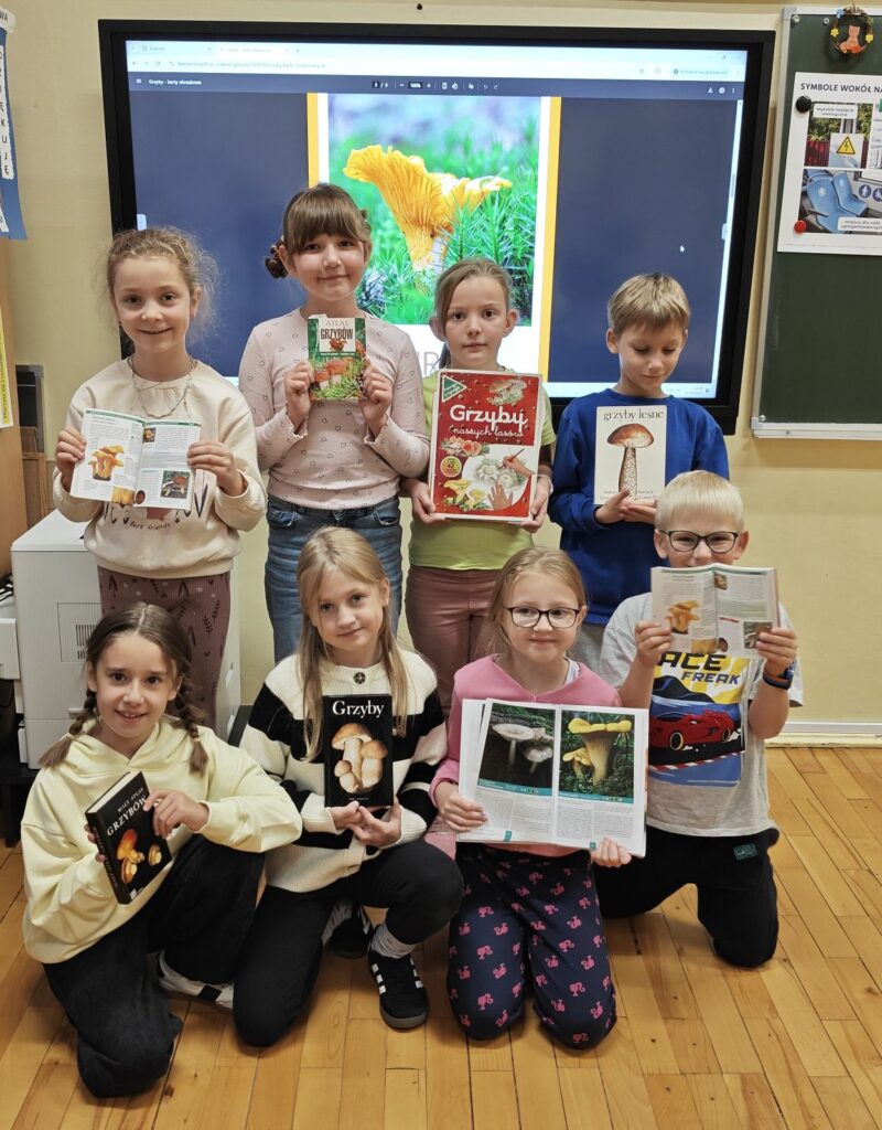 Zdjęcie 10 z 51 – Mali badacze z klasy 2a w świecie grzybów