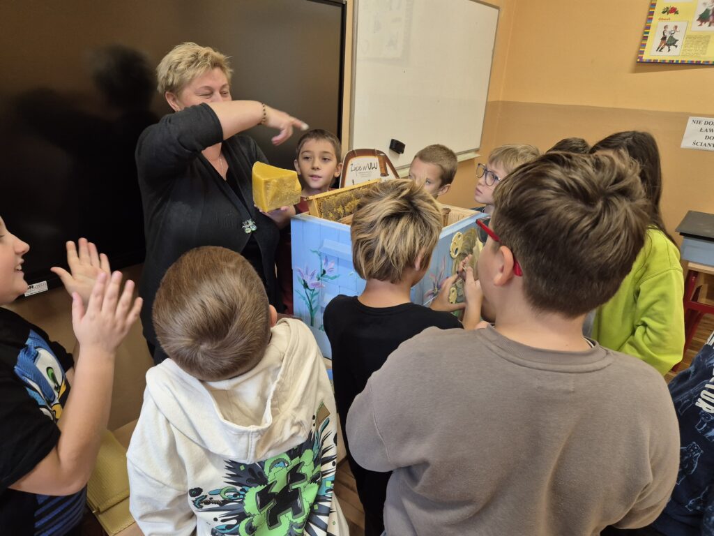 Zdjęcie 6 z 7 – Warsztatach pszczelarskich w 2b
