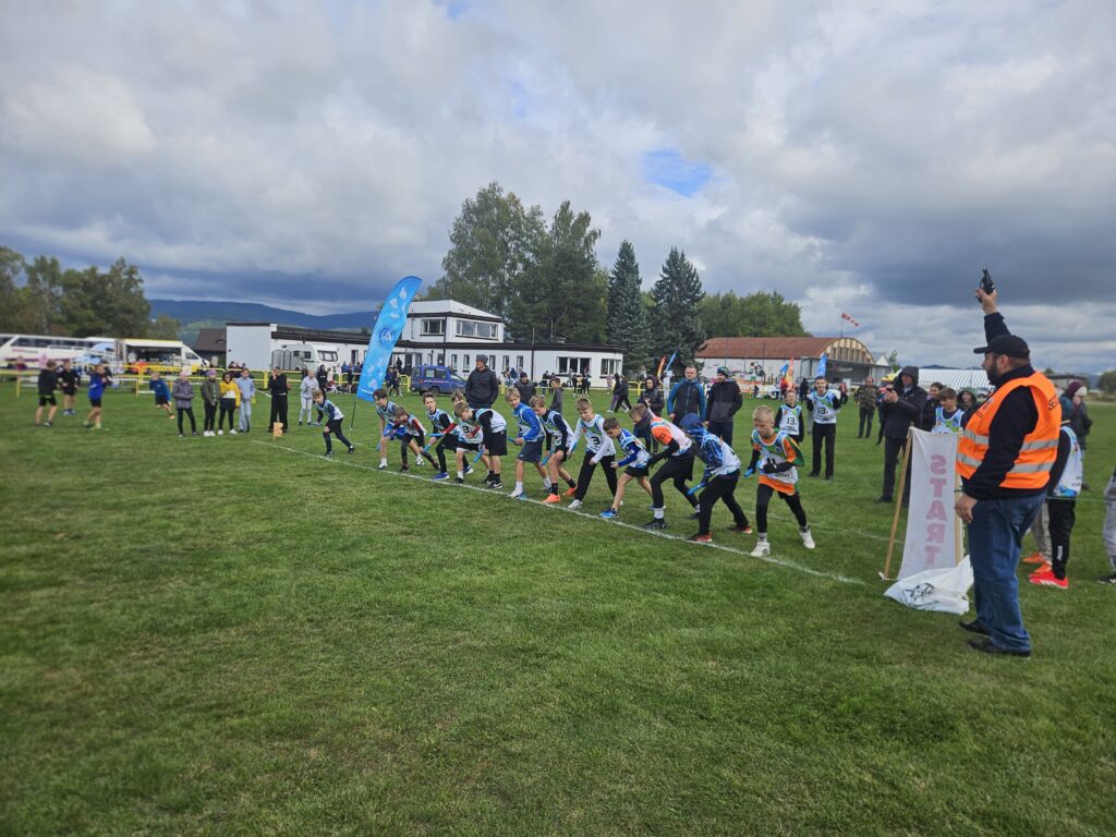 Zdjęcie 4 z 14 – MISTRZOSTWO REPREZENTACJI DZIEWCZĄT KLAS 7-8 W SZTAFETOWYCH BIEGACH PRZEŁAJOWYCH