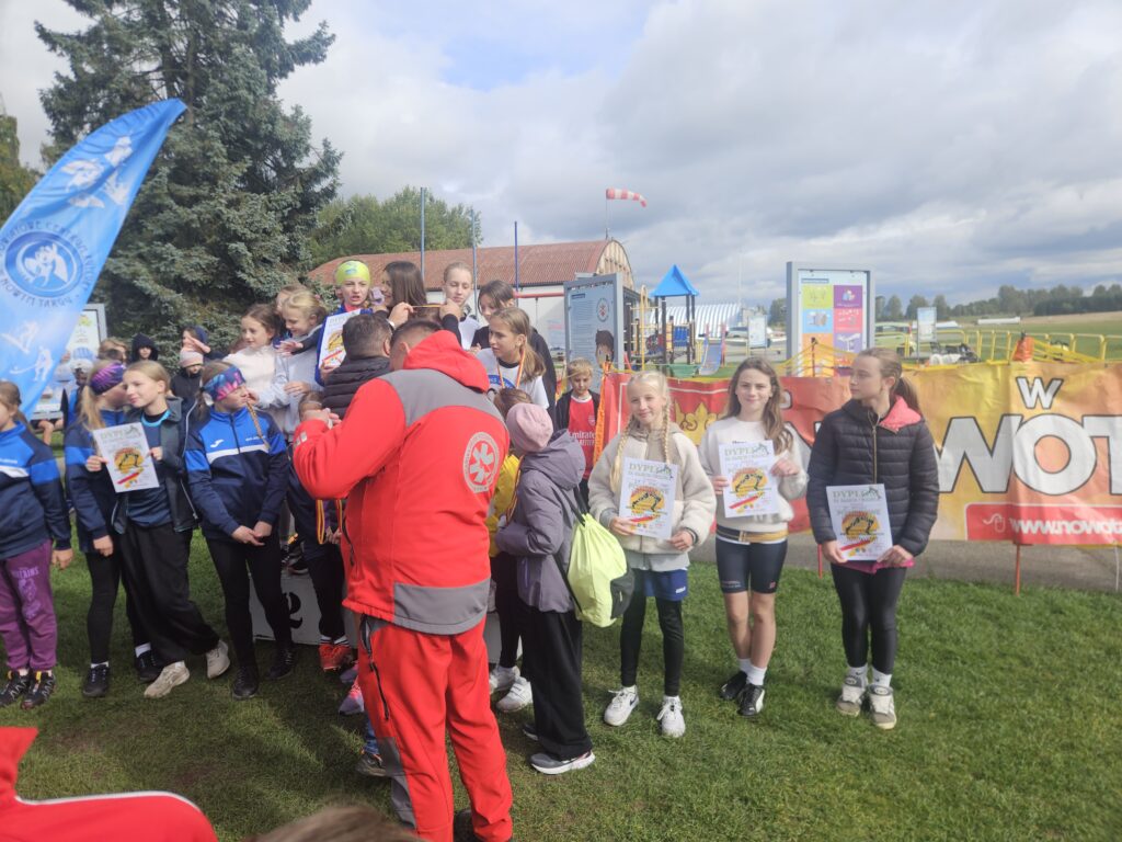 Zdjęcie 10 z 14 – MISTRZOSTWO REPREZENTACJI DZIEWCZĄT KLAS 7-8 W SZTAFETOWYCH BIEGACH PRZEŁAJOWYCH