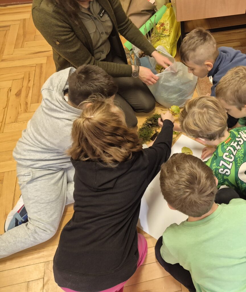 Zdjęcie 1 z 5 – Spotkanie z Panią Leśnik uczniów klasy 2B