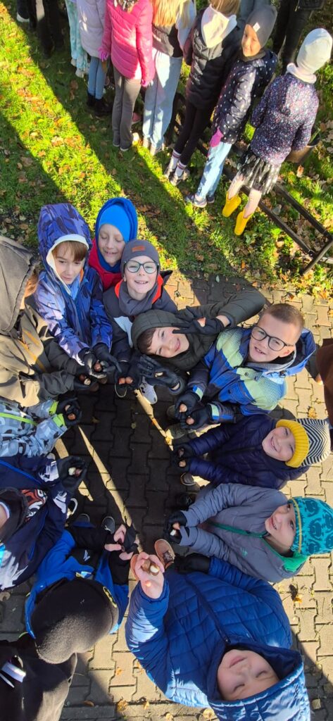 Zdjęcie 5 z 21 – Kolorowa misja klasy 2a – cebulki, uśmiechy i kapsuła czasu