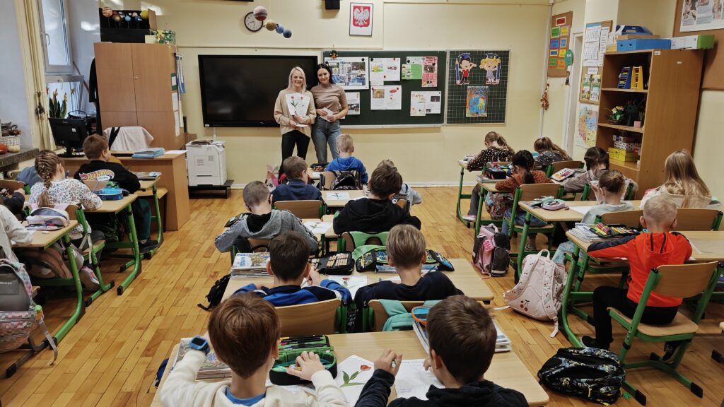 Zdjęcie 7 z 21 – Kolorowa misja klasy 2a – cebulki, uśmiechy i kapsuła czasu