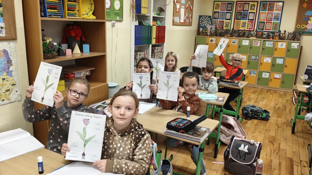 Zdjęcie 8 z 21 – Kolorowa misja klasy 2a – cebulki, uśmiechy i kapsuła czasu