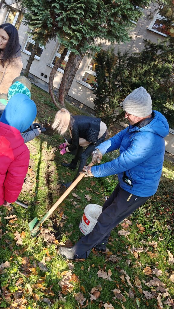 Zdjęcie 9 z 21 – Kolorowa misja klasy 2a – cebulki, uśmiechy i kapsuła czasu