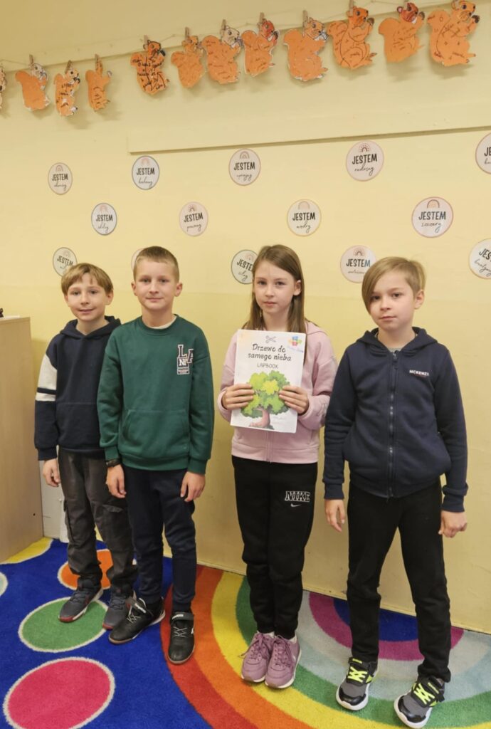 Zdjęcie 8 z 19 – Spotkanie z lekturą „Drzewo do samego nieba” w klasach 3a i 3b