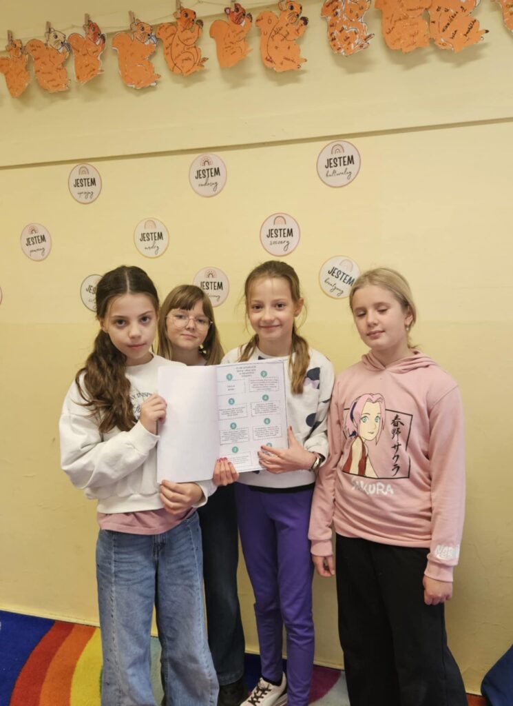 Zdjęcie 5 z 19 – Spotkanie z lekturą „Drzewo do samego nieba” w klasach 3a i 3b