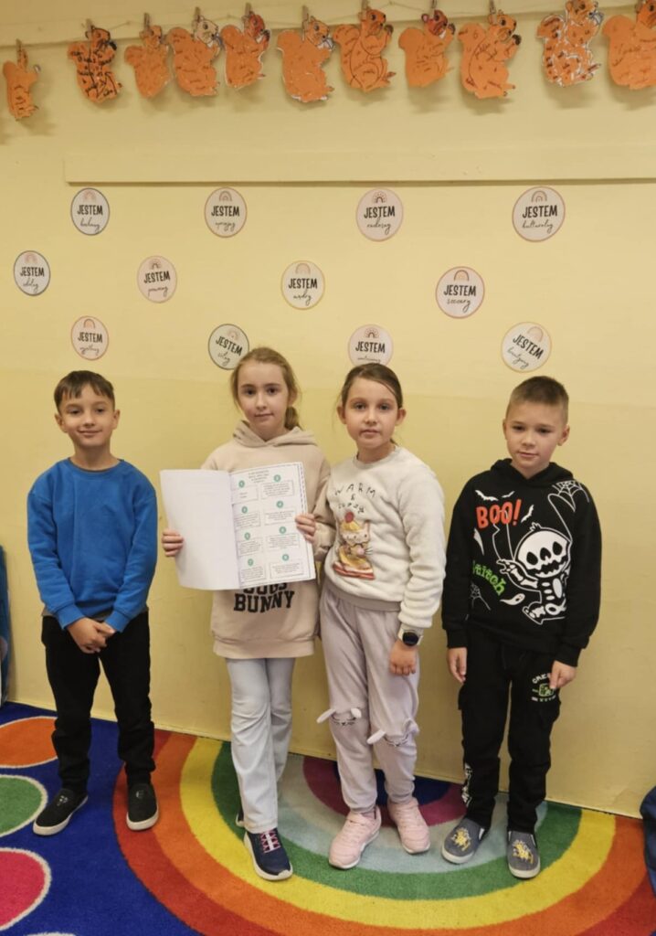 Zdjęcie 10 z 19 – Spotkanie z lekturą „Drzewo do samego nieba” w klasach 3a i 3b