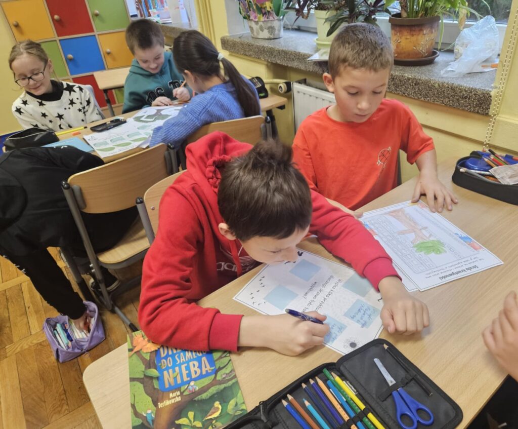 Zdjęcie 6 z 19 – Spotkanie z lekturą „Drzewo do samego nieba” w klasach 3a i 3b