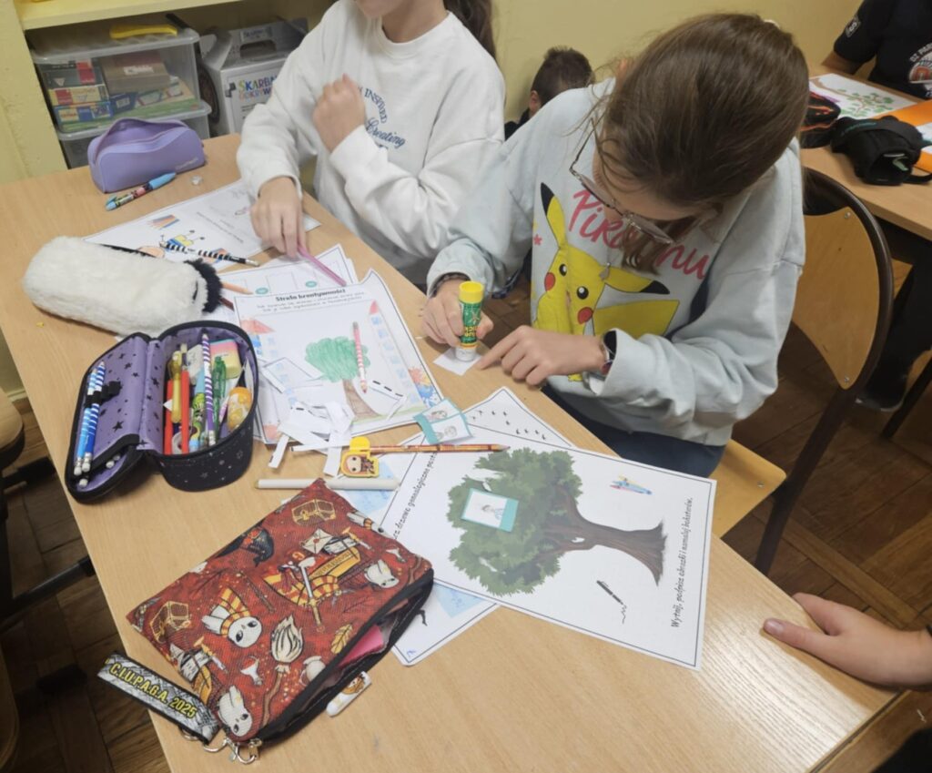 Zdjęcie 7 z 19 – Spotkanie z lekturą „Drzewo do samego nieba” w klasach 3a i 3b