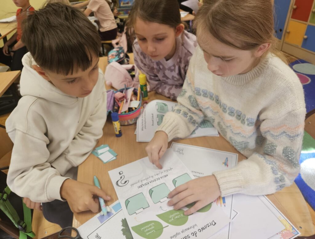 Zdjęcie 13 z 19 – Spotkanie z lekturą „Drzewo do samego nieba” w klasach 3a i 3b