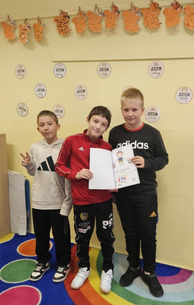 Zdjęcie 14 z 19 – Spotkanie z lekturą „Drzewo do samego nieba” w klasach 3a i 3b