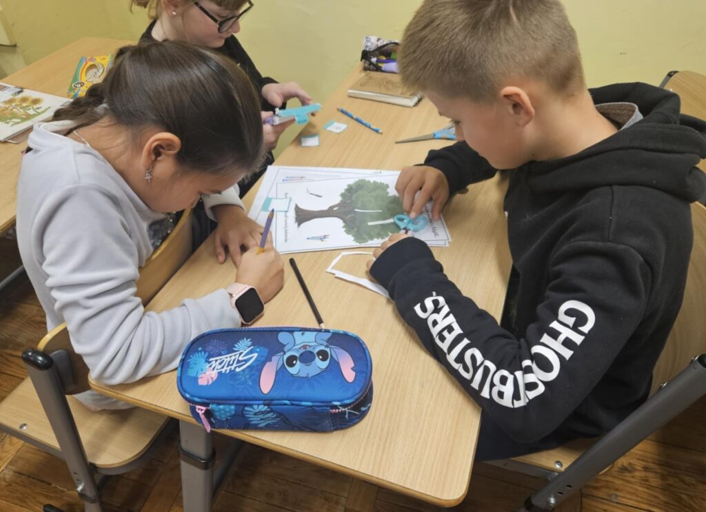Zdjęcie 15 z 19 – Spotkanie z lekturą „Drzewo do samego nieba” w klasach 3a i 3b
