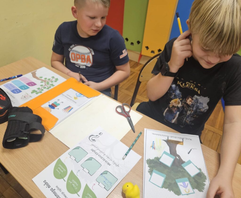 Zdjęcie 16 z 19 – Spotkanie z lekturą „Drzewo do samego nieba” w klasach 3a i 3b