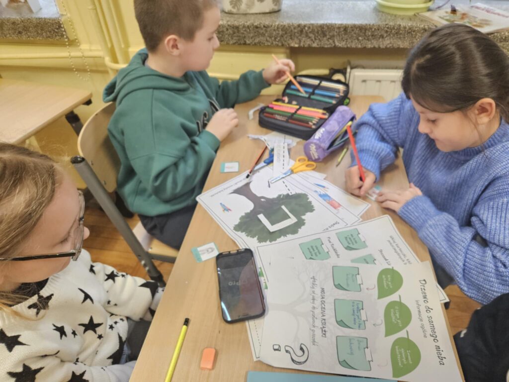 Zdjęcie 18 z 19 – Spotkanie z lekturą „Drzewo do samego nieba” w klasach 3a i 3b