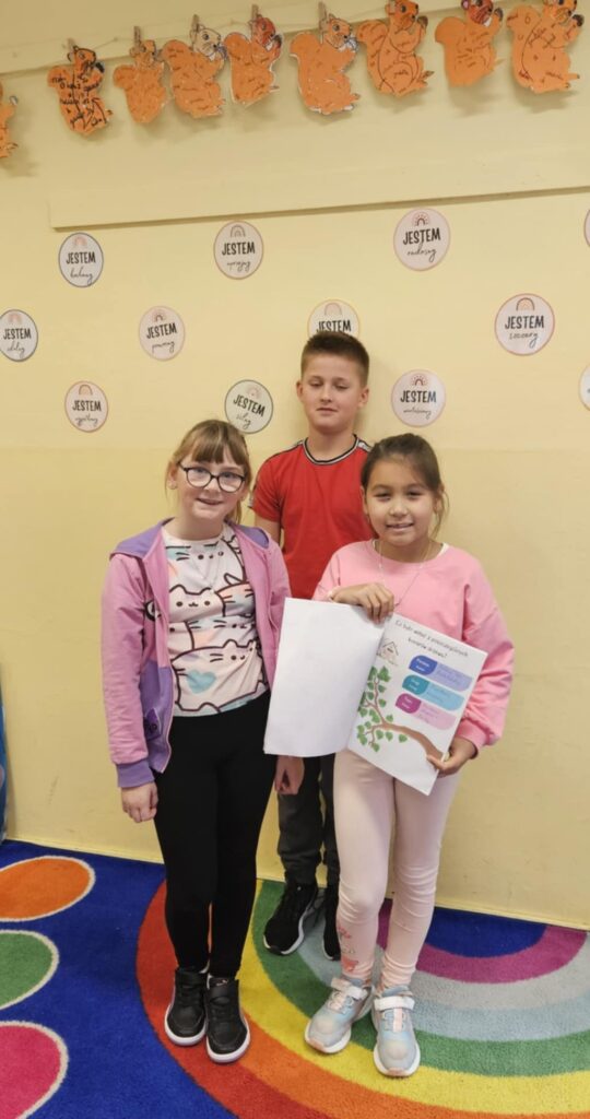 Zdjęcie 19 z 19 – Spotkanie z lekturą „Drzewo do samego nieba” w klasach 3a i 3b