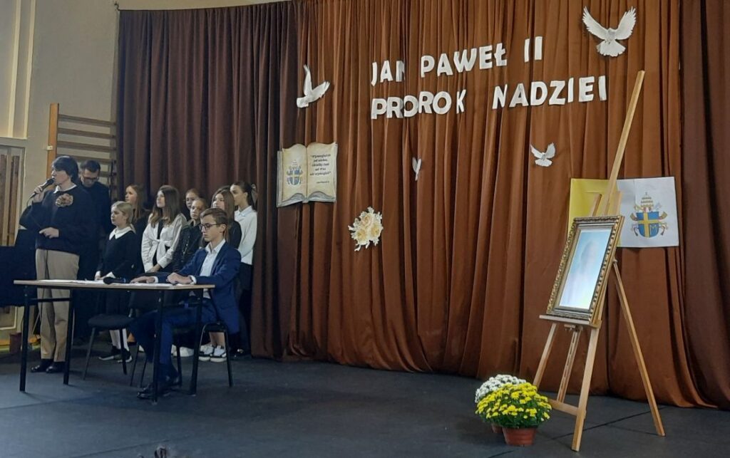 Zdjęcie 2 z 14 – Dzień Papieski w naszej szkole – „Jan Paweł II – Prorok Nadziei”