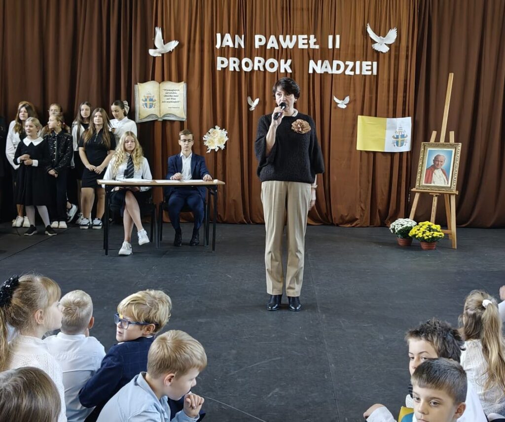 Zdjęcie 1 z 14 – Dzień Papieski w naszej szkole – „Jan Paweł II – Prorok Nadziei”