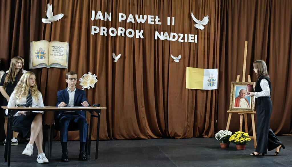 Zdjęcie 6 z 14 – Dzień Papieski w naszej szkole – „Jan Paweł II – Prorok Nadziei”
