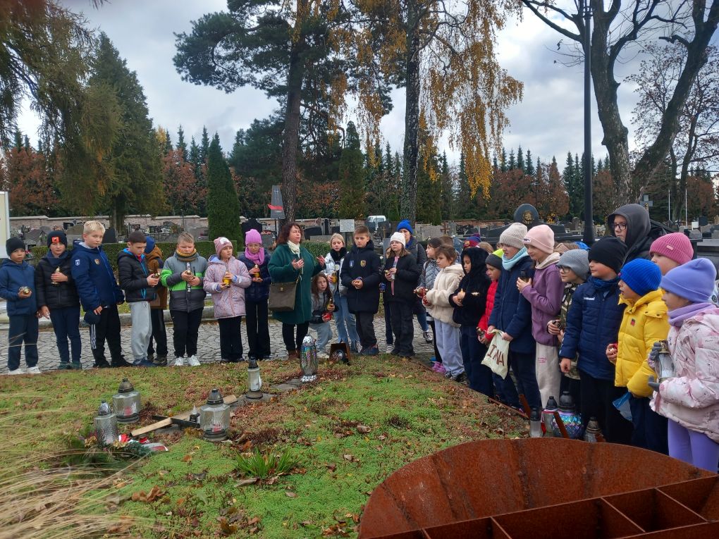 Zdjęcie 2 z 11 – Oddajemy hołd bohaterom – Dla tych co oddali za nas życie.