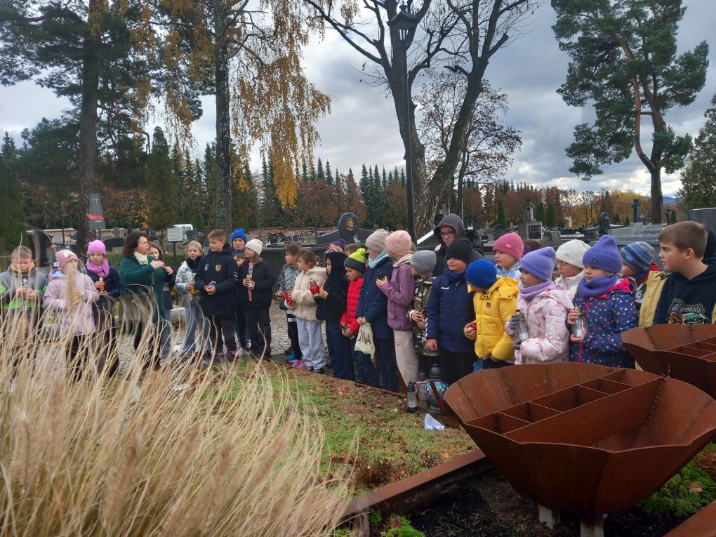Zdjęcie 3 z 11 – Oddajemy hołd bohaterom – Dla tych co oddali za nas życie.