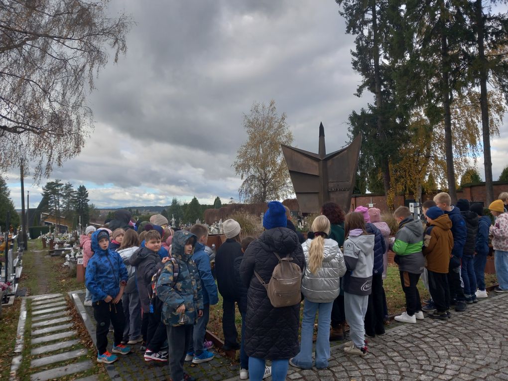 Zdjęcie 5 z 11 – Oddajemy hołd bohaterom – Dla tych co oddali za nas życie.