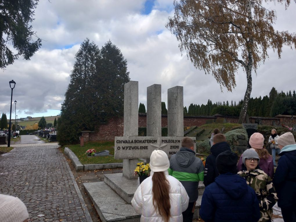 Zdjęcie 8 z 11 – Oddajemy hołd bohaterom – Dla tych co oddali za nas życie.