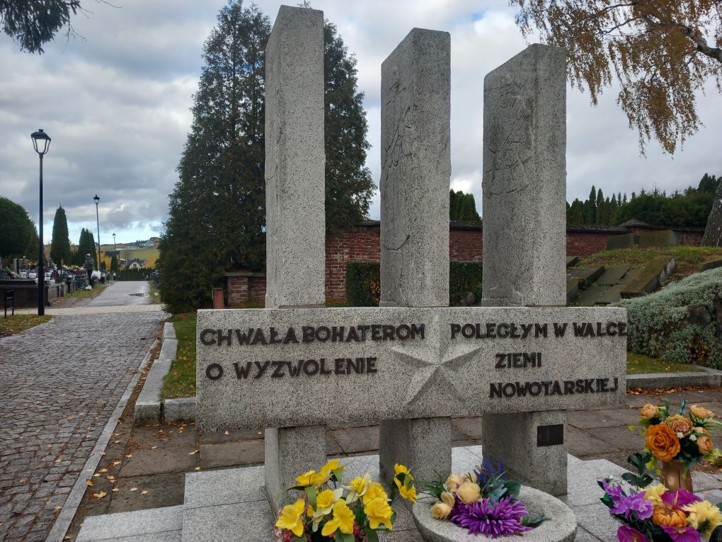 Zdjęcie 9 z 11 – Oddajemy hołd bohaterom – Dla tych co oddali za nas życie.