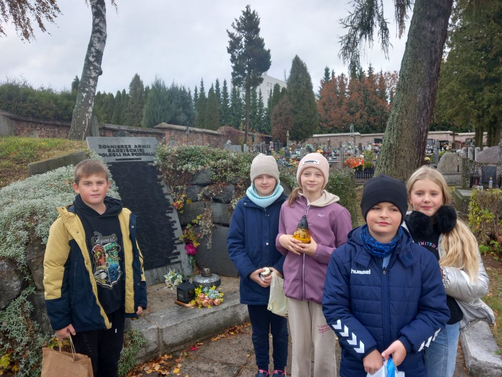 Zdjęcie 10 z 11 – Oddajemy hołd bohaterom – Dla tych co oddali za nas życie.