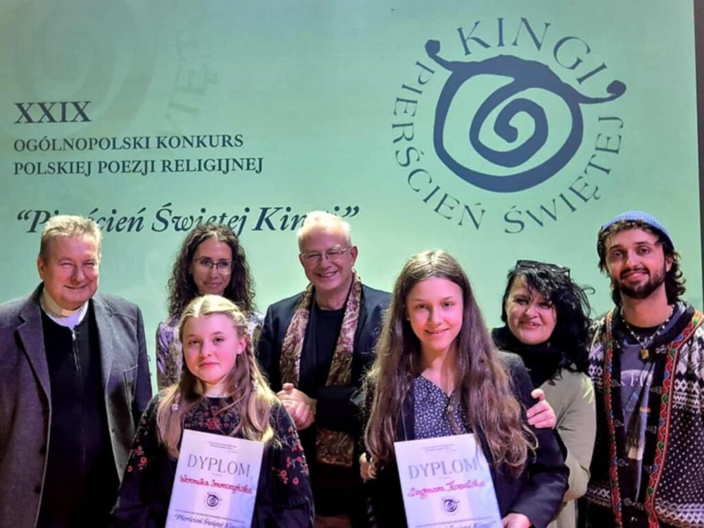 Zdjęcie 3 z 4 – Finał  XXIX Ogólnopolskiego Konkursu recytatorskiego pt. „Pierścień świętej Kingi’’