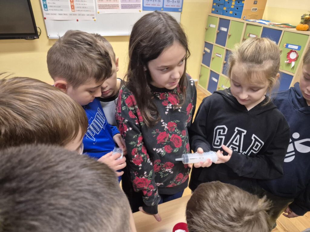 Zdjęcie 3 z 14 – SPOTKANIE Z PANIĄ PIELĘGNIARKĄ W KL. 2B