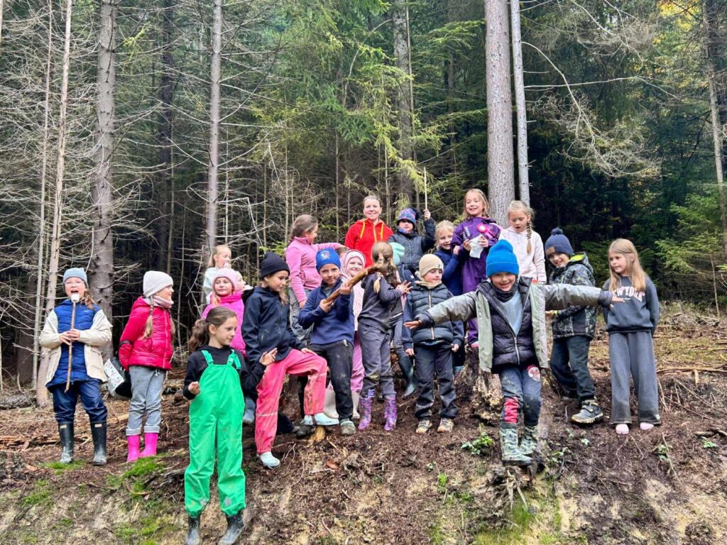 Zdjęcie 8 z 46 – Witaj jesienny lesie- lekcja przyrodnicza klasy I c w lesie