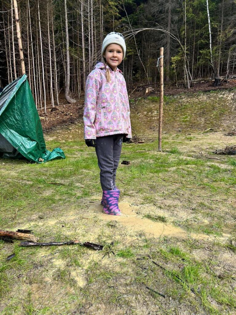 Zdjęcie 25 z 46 – Witaj jesienny lesie- lekcja przyrodnicza klasy I c w lesie