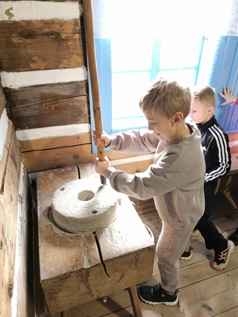 Zdjęcie 15 z 42 – Klasa I C z wizytą w Skansenie w Zubrzycy Górnej