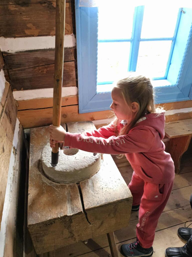 Zdjęcie 16 z 42 – Klasa I C z wizytą w Skansenie w Zubrzycy Górnej