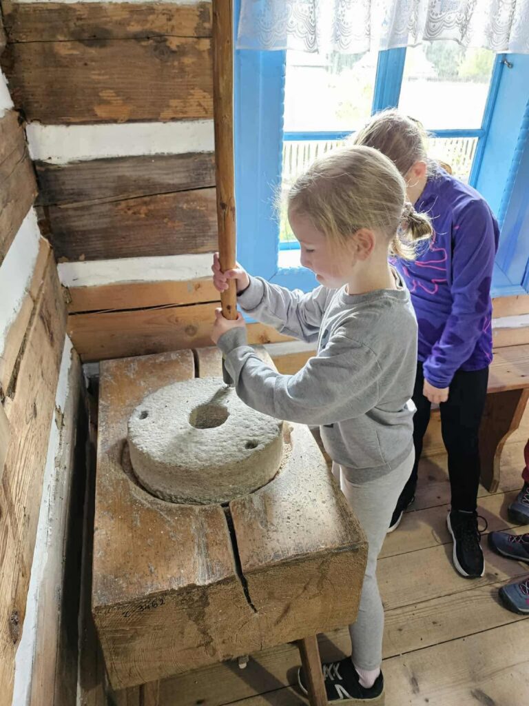 Zdjęcie 17 z 42 – Klasa I C z wizytą w Skansenie w Zubrzycy Górnej