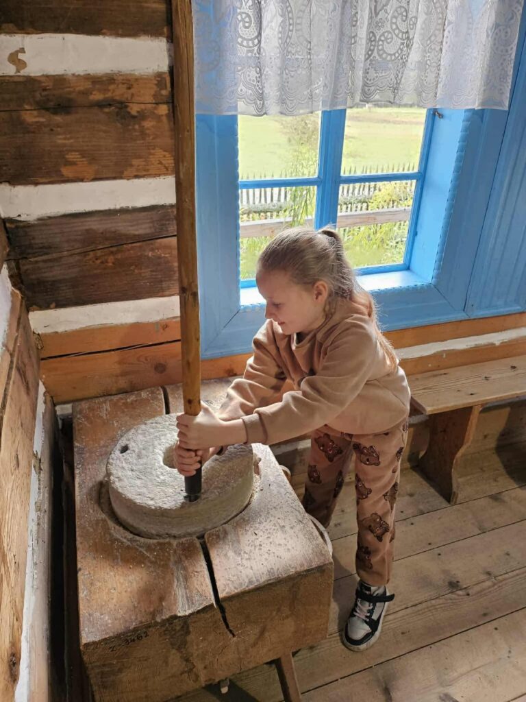 Zdjęcie 18 z 42 – Klasa I C z wizytą w Skansenie w Zubrzycy Górnej