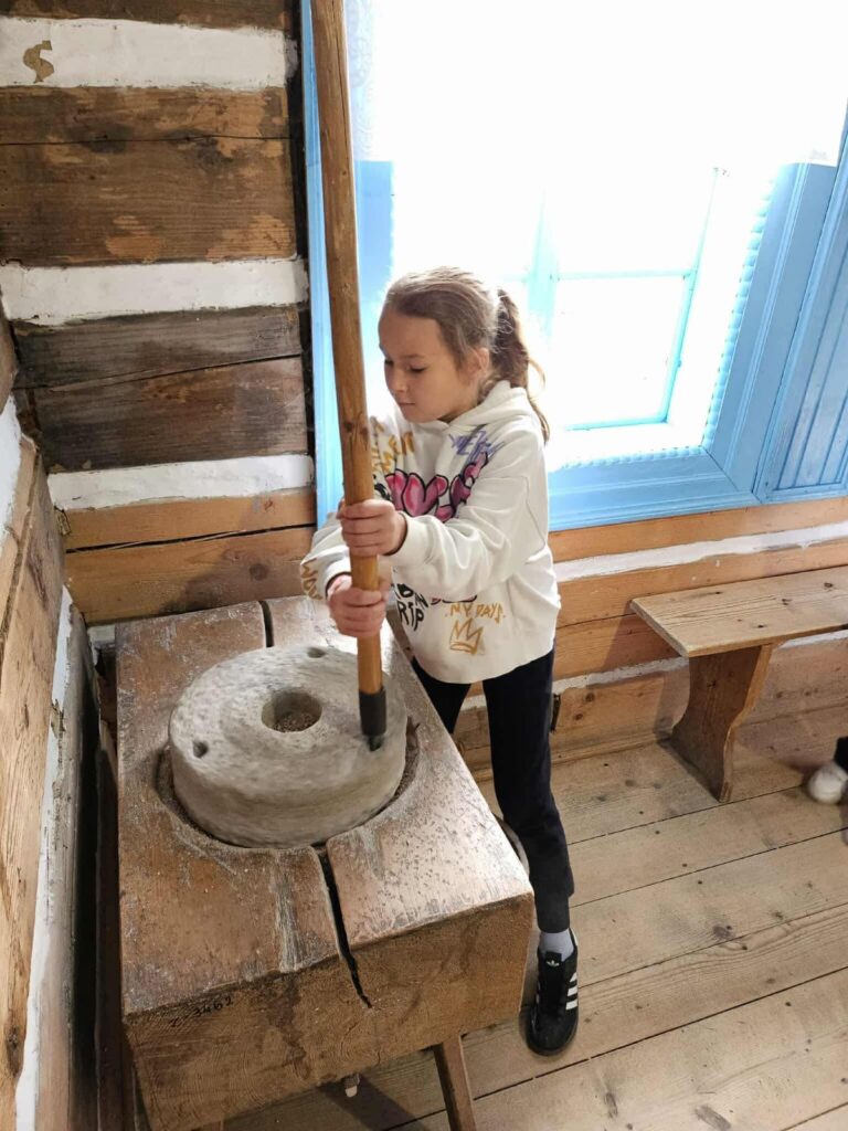 Zdjęcie 19 z 42 – Klasa I C z wizytą w Skansenie w Zubrzycy Górnej