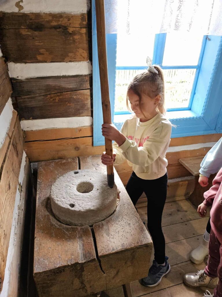 Zdjęcie 26 z 42 – Klasa I C z wizytą w Skansenie w Zubrzycy Górnej