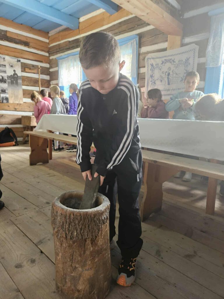 Zdjęcie 30 z 42 – Klasa I C z wizytą w Skansenie w Zubrzycy Górnej