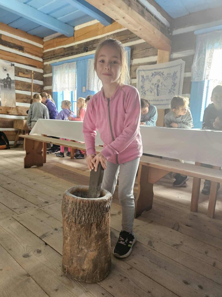 Zdjęcie 32 z 42 – Klasa I C z wizytą w Skansenie w Zubrzycy Górnej