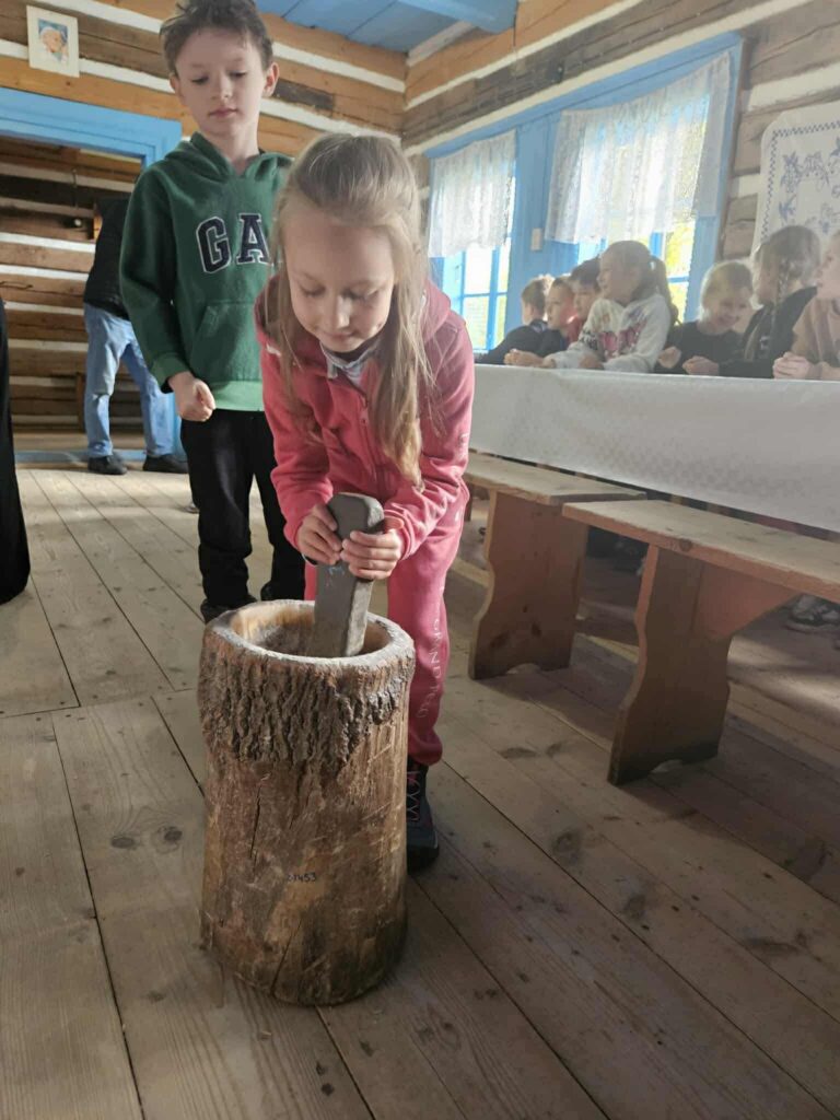 Zdjęcie 33 z 42 – Klasa I C z wizytą w Skansenie w Zubrzycy Górnej