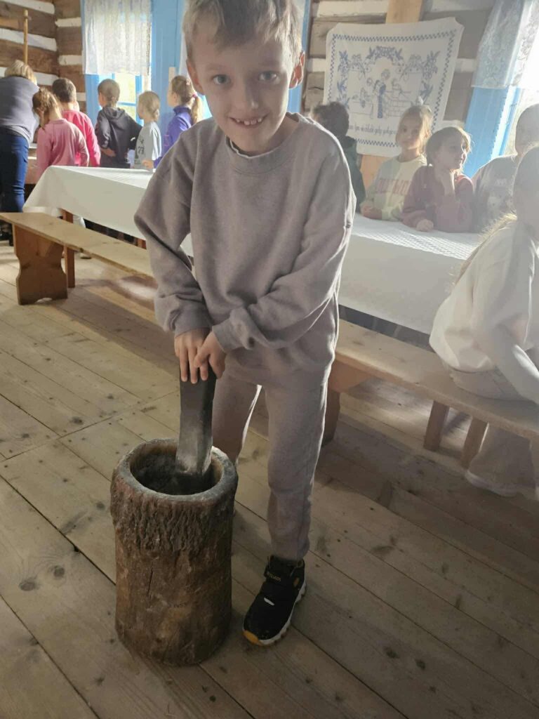 Zdjęcie 34 z 42 – Klasa I C z wizytą w Skansenie w Zubrzycy Górnej
