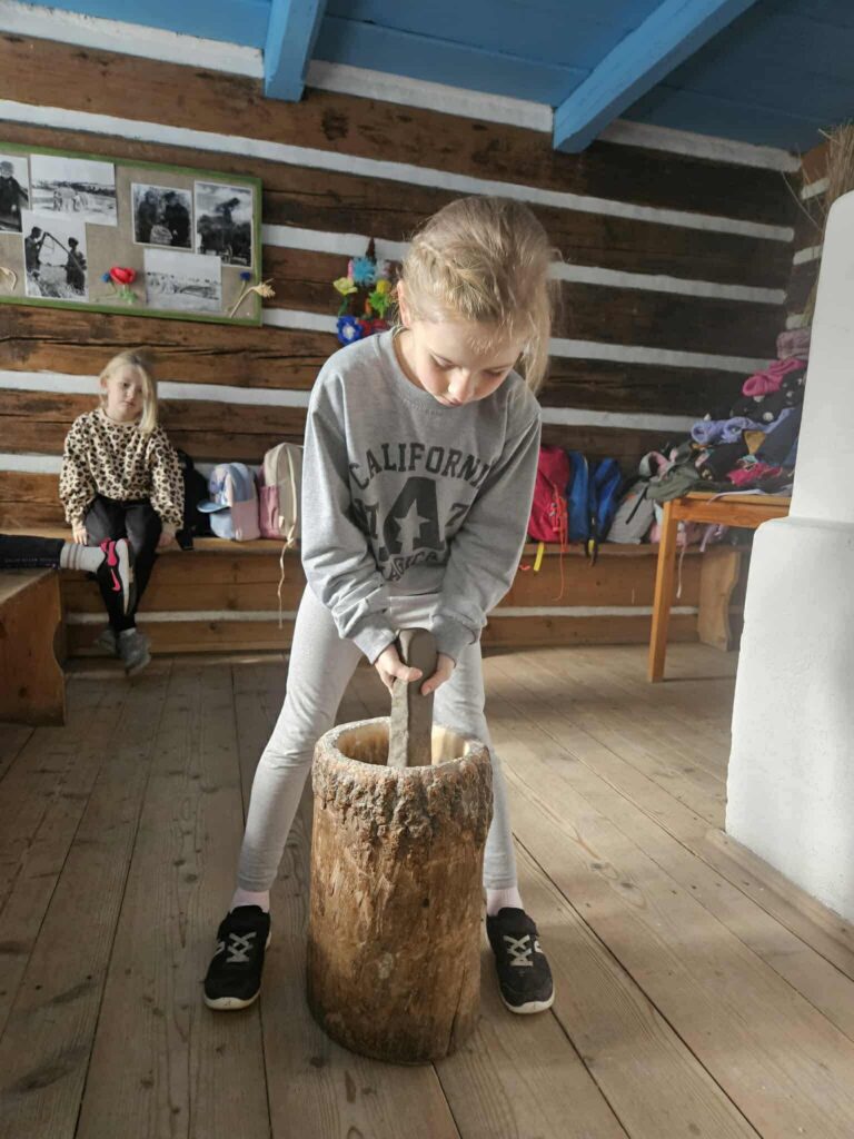 Zdjęcie 35 z 42 – Klasa I C z wizytą w Skansenie w Zubrzycy Górnej