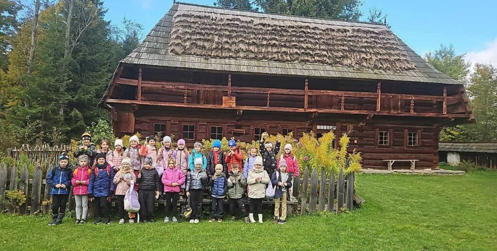 Zdjęcie 42 z 42 – Klasa I C z wizytą w Skansenie w Zubrzycy Górnej