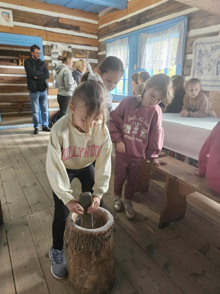 Zdjęcie 37 z 42 – Klasa I C z wizytą w Skansenie w Zubrzycy Górnej