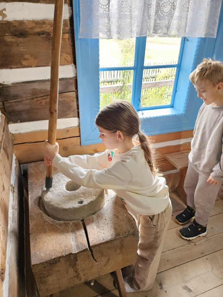 Zdjęcie 22 z 42 – Klasa I C z wizytą w Skansenie w Zubrzycy Górnej