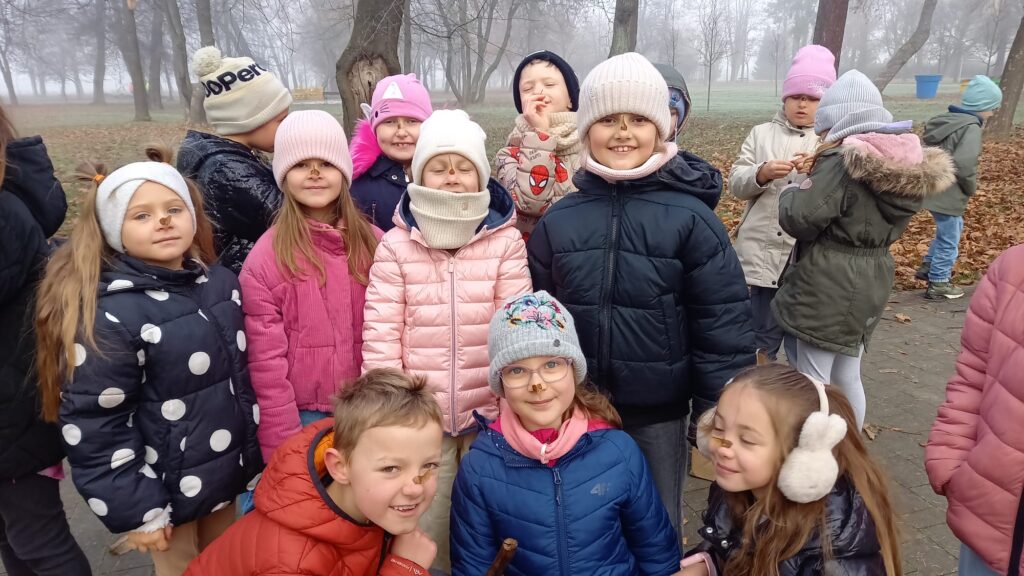 Zdjęcie 18 z 23 – Lekcja matematyczno – przyrodnicza I c w terenie